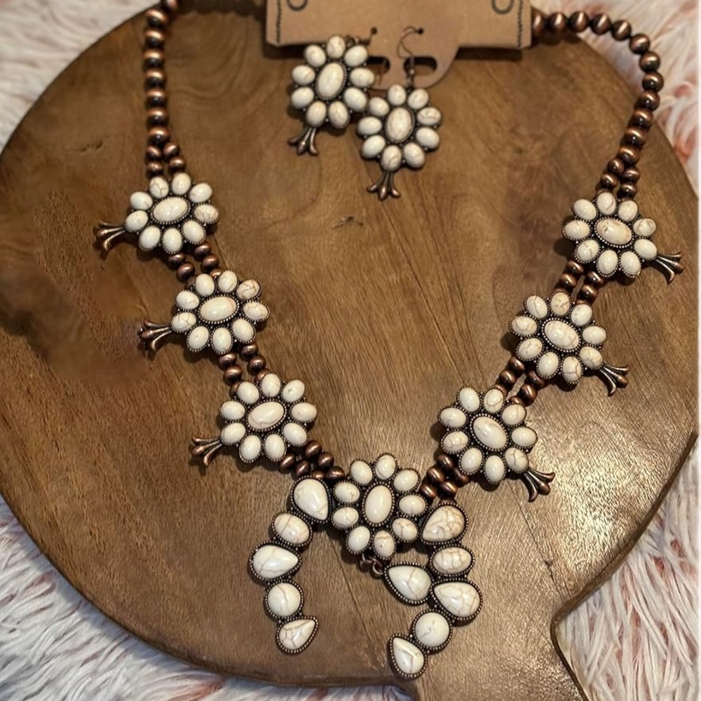 CONCHO FLORAL NECKLACE  EARRING SET